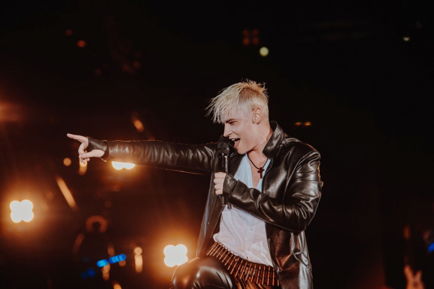 «Это обычно водимые люди»: Алексей Белов захейтил певца SHAMAN — Владимир Кисилев отдыхает