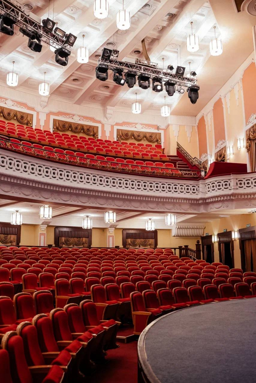 «В ЦДКЖ одни из лучших в столице свет и звук» — считает оперный и эстрадный певец Дмитрий Галихин