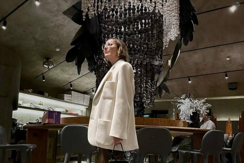 Чепчик с ушками: Иссохнувшая Ксения Собчак возмутила нелепым нарядом — выглядит как школьница