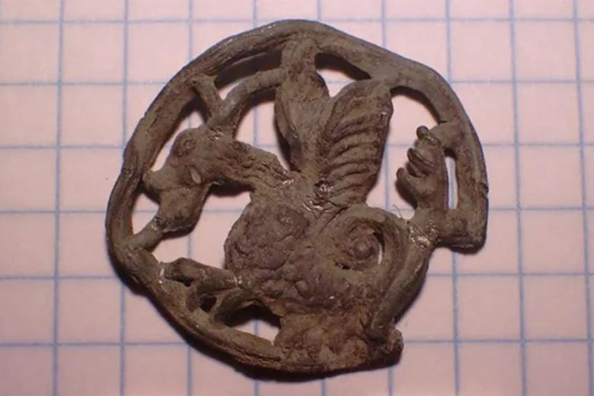 Крылатый «василиск» на значке средневекового паломника обнаружен в Польше