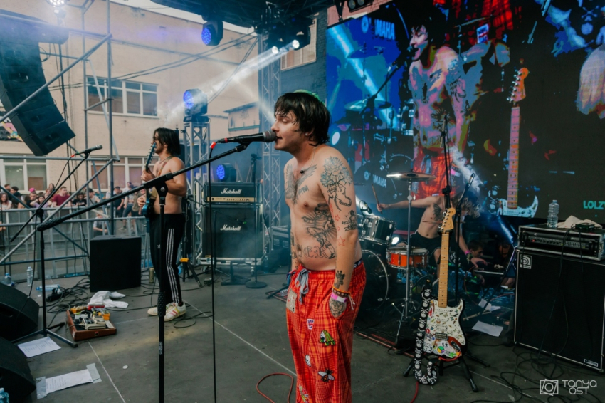 Толпа новосибирцев собралась в центре города