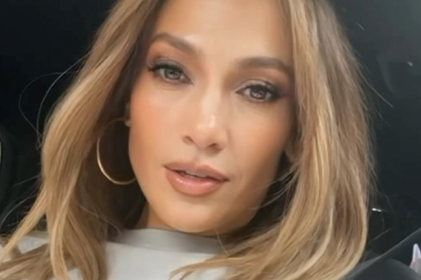 Джей Ло сняли в попытке скрыть обручальное кольцо