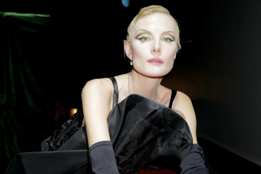 Рената Литвинова в трусах прошла по подиуму на показе дочери