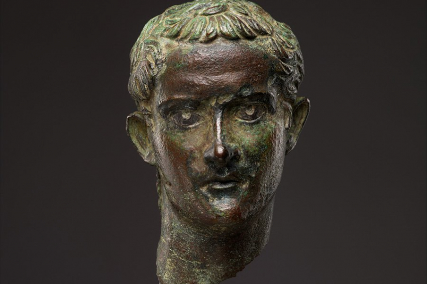 Крошечный бронзовый бюст Калигулы вновь открыт спустя 200 лет безвестности