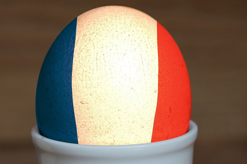 Франция изо всех сил пытается сохранить потрепанное лицо