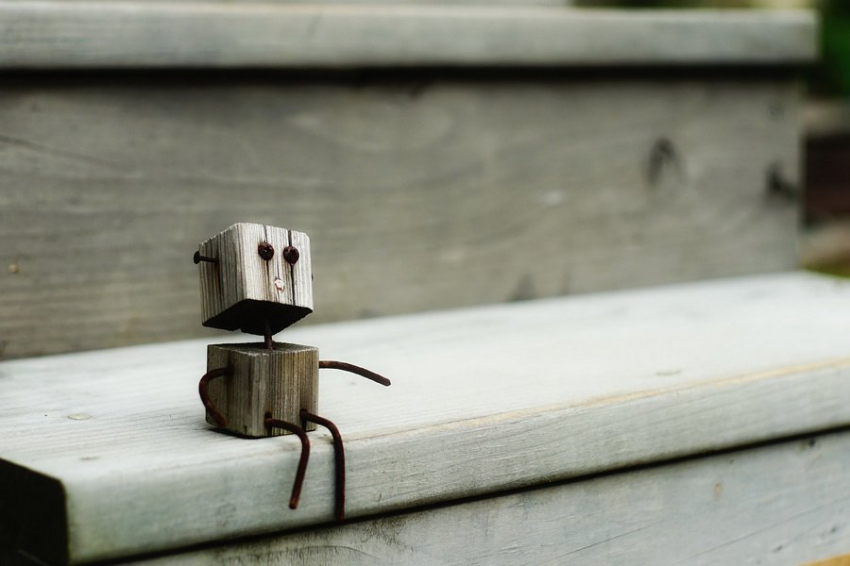 Инженеры из США создали шестиногого миниатюрного робота-футболиста