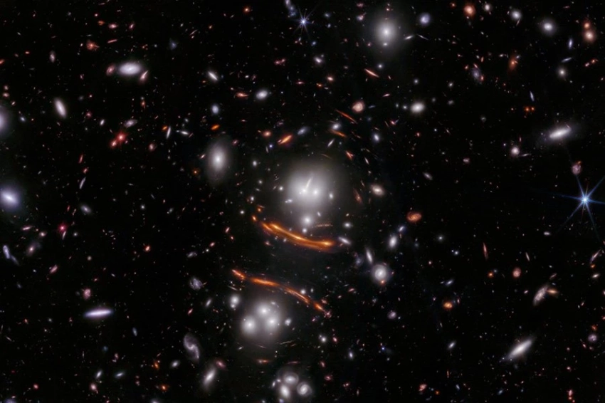 Открытие двойной гравитационной линзы может пролить свет на расширение Вселенной