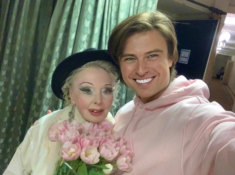 «Не бывает слишком поздно для любви!»: Прохор Шаляпин к 8 марта отремонтировал ванную 95-летней подруге