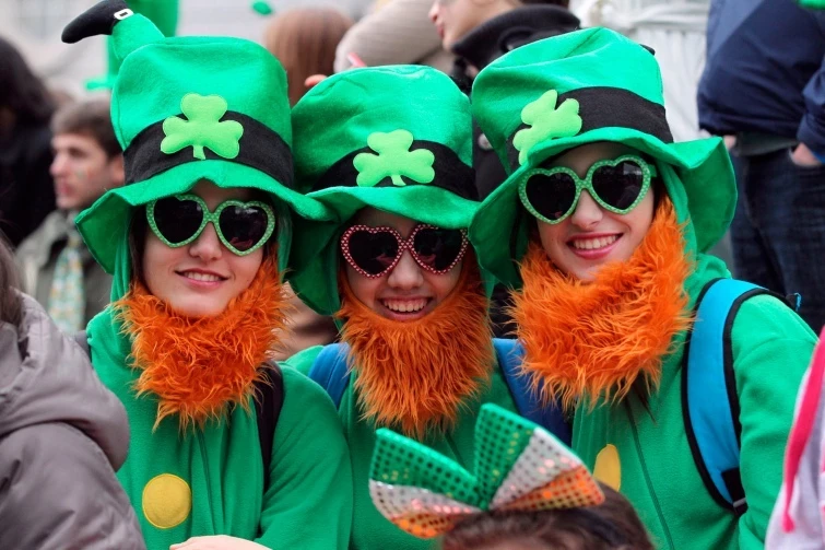 Сказочные лепреконы и символичный трилистник: День святого Патрика ежегодно празднуют 17 марта