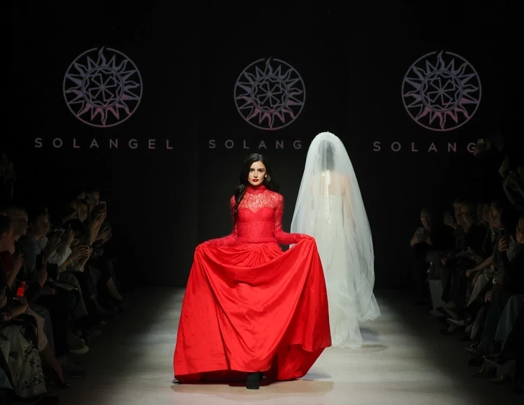Московская неделя моды продолжается: Дина Саева в алом платье на показе Solangel, наряды с картинами Микеланджело от Sergey Sysoev и готическое шоу от Сузанны Барс