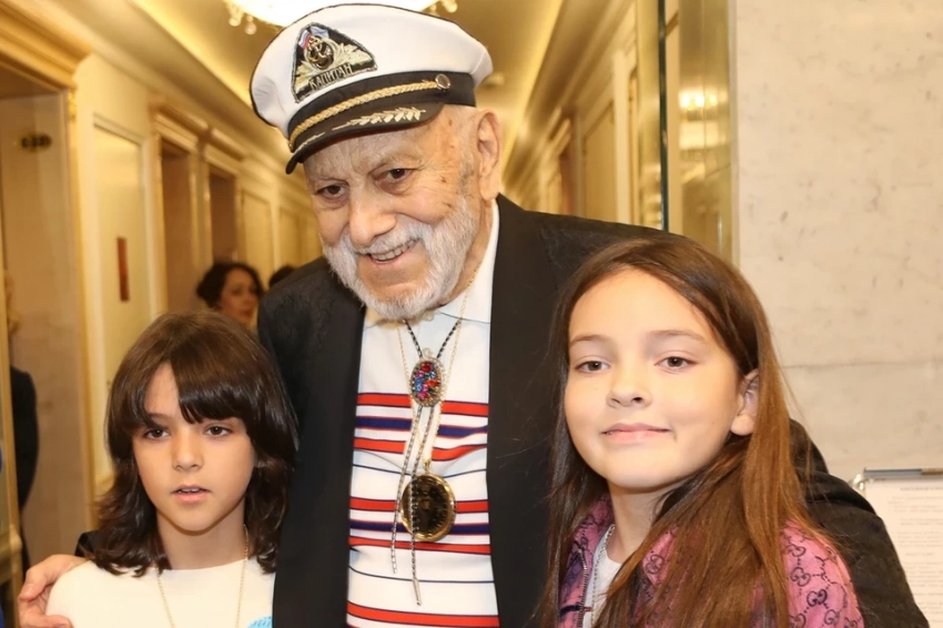 «Очень трудно говорить»: Дочь Киркорова трогательно попрощалась с умершим дедушкой