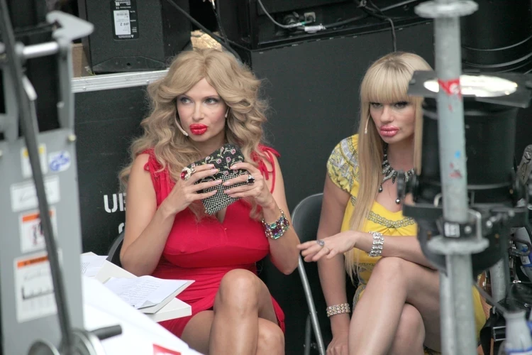 Трудный путь к материнству Эвелины Бледанс: Первого ребенка потеряла, второй остался с отцом, а третий - особенный