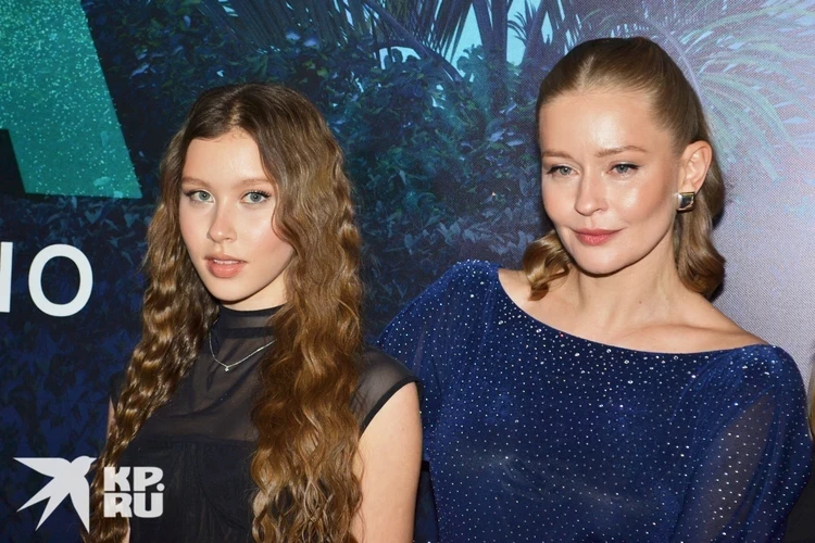 Юлия Пересильд рассказала, как семья переживала во время ее полета в космос: «У мамы началась очень сложная онкология»