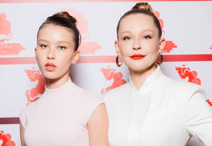 Юлия Пересильд с дочерью Анной, Владимир Вдовиченков, Тимур Родригез с Катей Кабак на премьере фильма "Мужу привет"