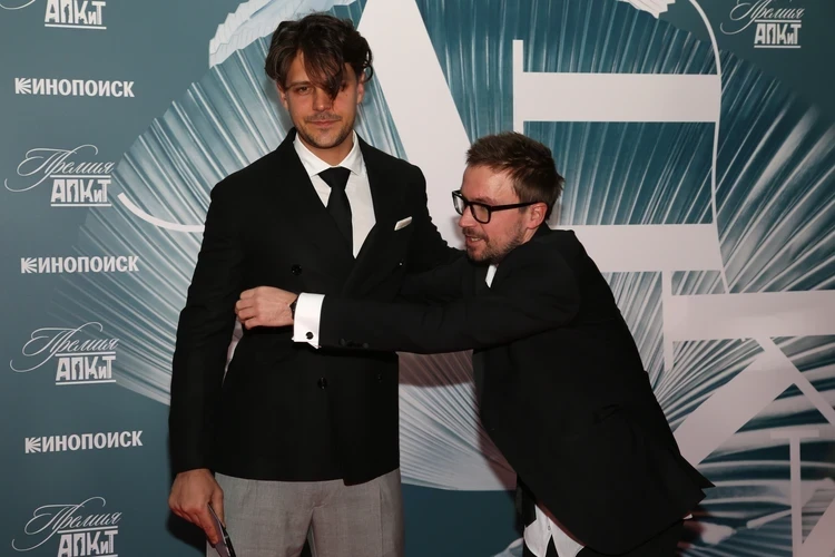Недавно ставший отцом Петров и Гинзбург с беременной женой: Звезды похвастались молодыми спутницами на вручении кинопремии