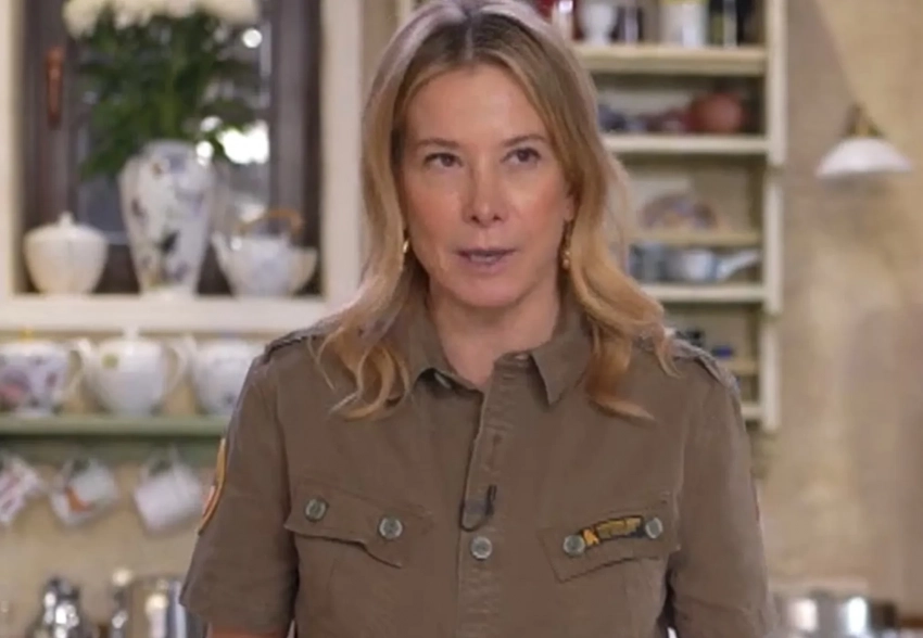 "Не сожгла, а закарамелизировала". Юлия Высоцкая пошутила о своих кулинарных способностях, которые в соцсетях высмеивают уже несколько лет