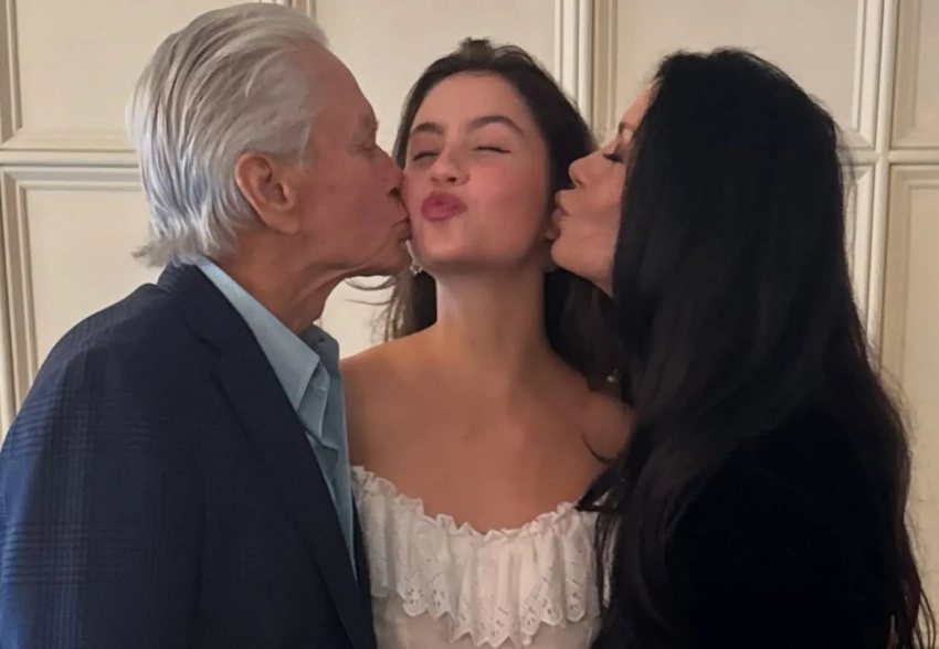 Кэтрин Зета-Джонс и Майкл Дуглас отпраздновали выпускной дочери