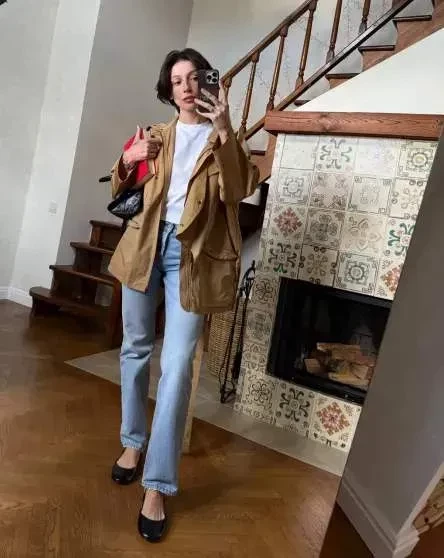 "Извинительные водолазки — всё". В сети обсуждают футболки с триколором Monochrome после скандального поста бренда о параде Победы