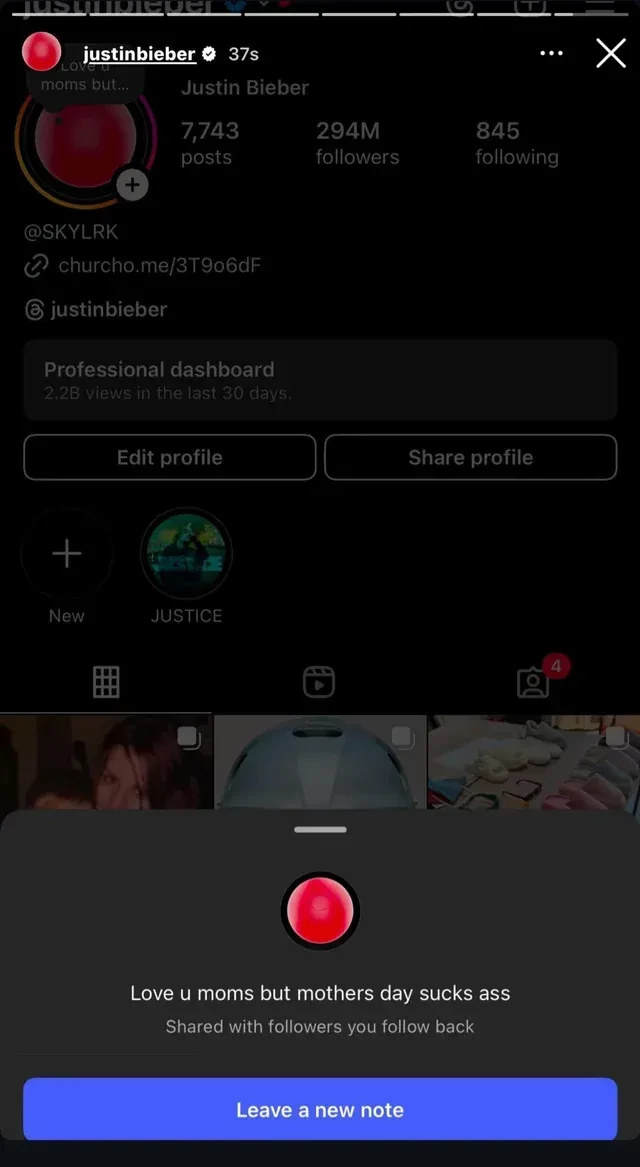 "День отца — отстой". Хейли Бибер ответила Джастину Биберу, который ранее "унизил" её в День матери. Певец “послал” её и сына