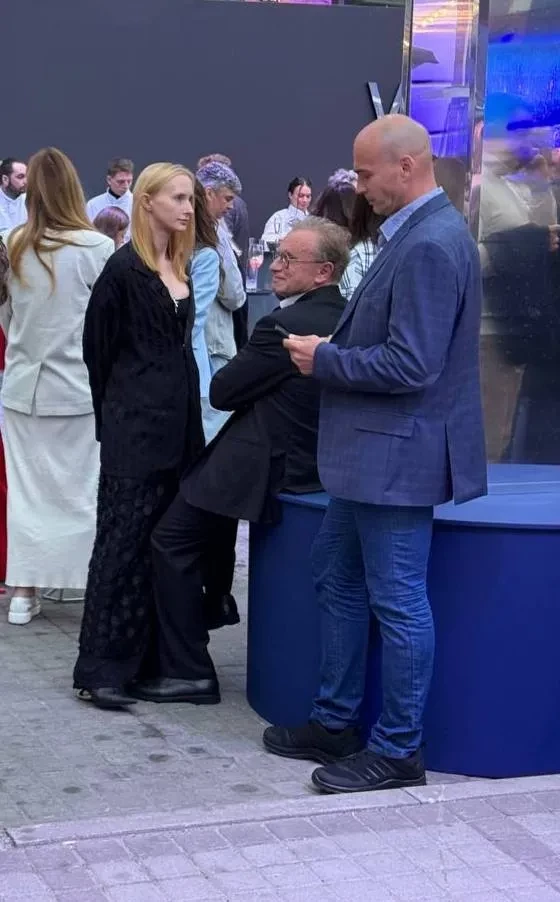 Миллиардер Борис Белоцерковский появился на ПМЭФ-2025 с новой девушкой на фоне скандального суда с бывшей женой Полиной Аскери