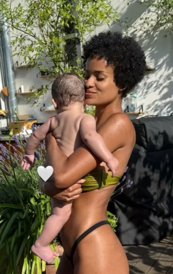 Девушка Венсана Касселя Нара Баптиста позирует в бикини с сыном на руках