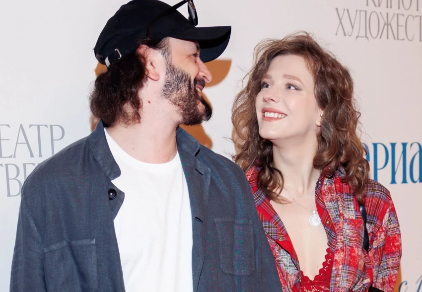 Лиза Арзамасова и Илья Авербух, Кристина Асмус, Ирина Хакамада и Тимур Родригез с Катей Кабак на премьере "Материалистки"