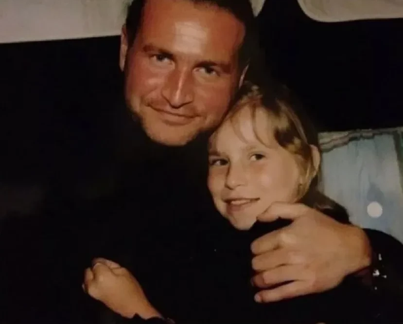 Старшая дочь Леонида Агутина опубликовала архивное фото с ним по случаю его дня рождения