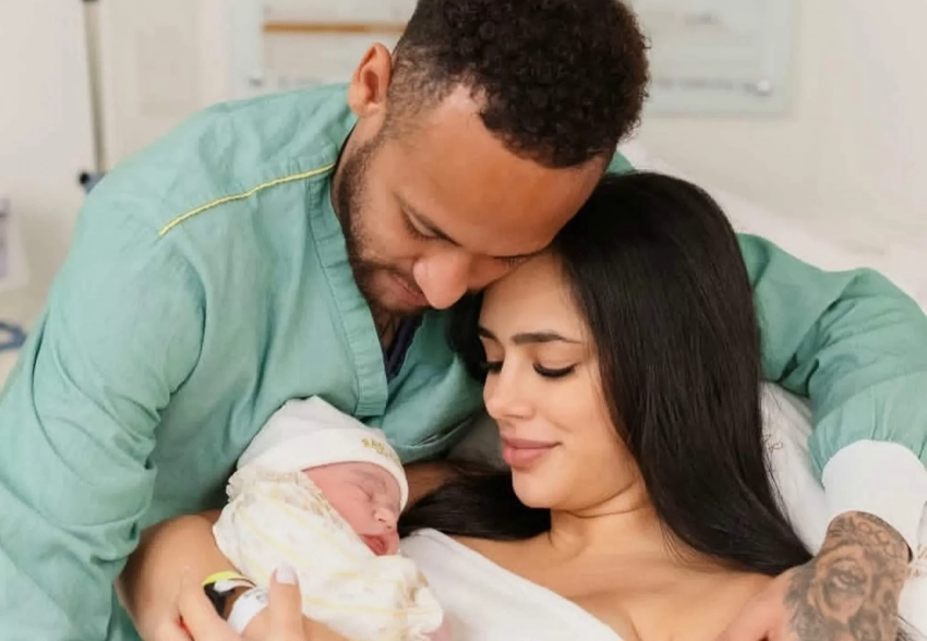 Неймар стал отцом в четвёртый раз. Мать ребёнка — Бруна Бьянкарди, с которой он воссоединился после слухов об изменах