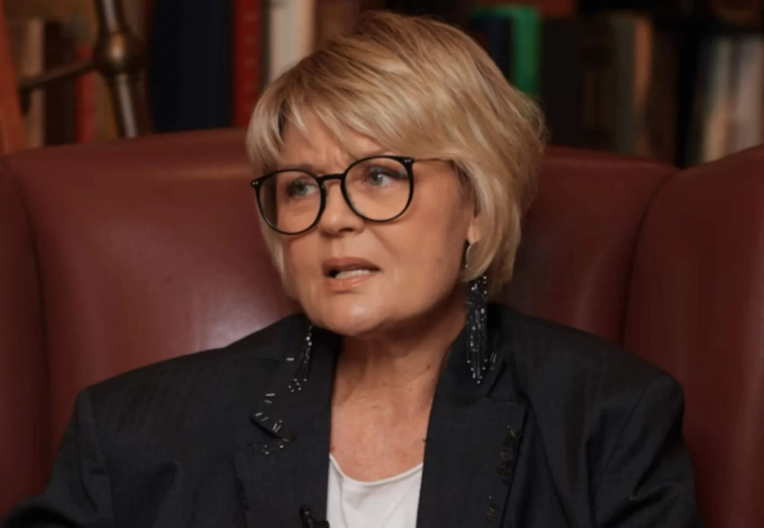 "Это всегда выглядит смешным". Юлия Меньшова о "молодящихся" женщинах и Лорен Санчес, вкусах на мужчин, нелюбви к люксу и методах работы Ксении Собчак