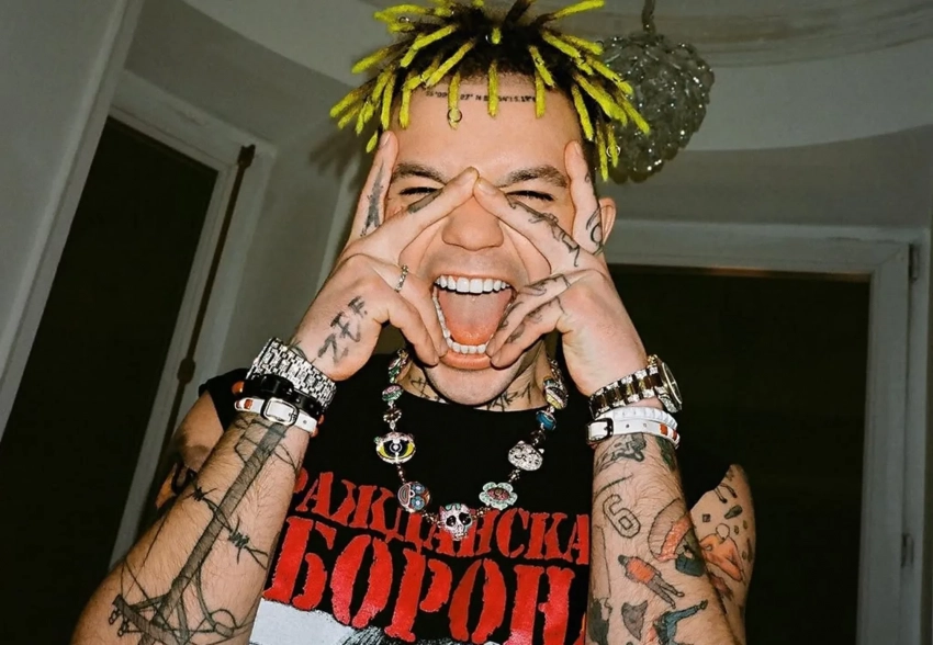 Элджея засняли с болидом "Формулы-1" в центре Москвы