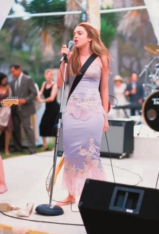 Линдси Лохан повторила свой образ из "Чумовой пятницы" спустя 22 года