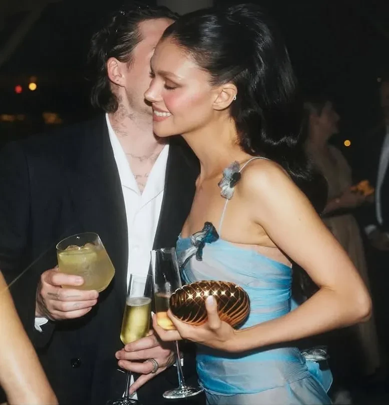 Снимок топлес с матерью и винтажное платье Dolce & Gabbana: Никола Пельтц показала фото с афтепати второй свадьбы с Бруклином Бекхэмом