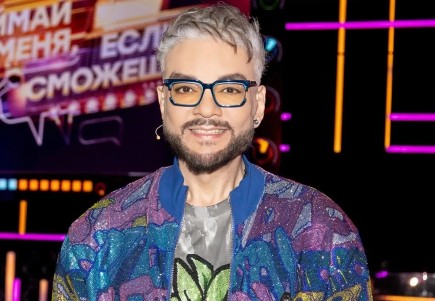 "Еле ходит". В сети снова обсуждают состояние здоровья Филиппа Киркорова после того, как он упал во время выступления